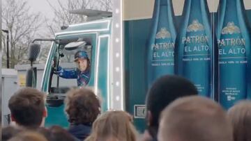 Así regaló Checo Pérez botellas de tequila al equipo de Red Bull Racing