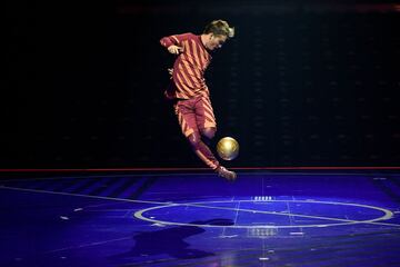 Acróbatas y artistas de la compañía de entretenimiento canadiense "Cirque du Soleil" durante un ensayo del espectáculo Messi10 basado en el delantero argentino Lionel Messi, en el Parc del Forum de Barcelona