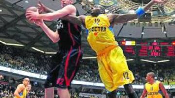 <b>TRIUNFO ANTE EL MACCABI. </b>Stanko Barac rebotea ante Lasme.