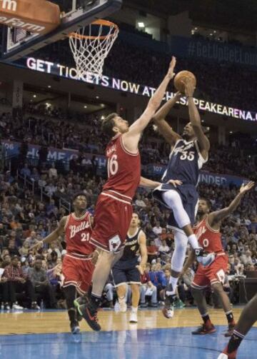 Pau Gasol tapona a Kevin Durant. El español se multiplicó en el triunfo de los Bulls en Oklahoma.