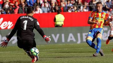 Rodrigo bate a Sergio Rico.