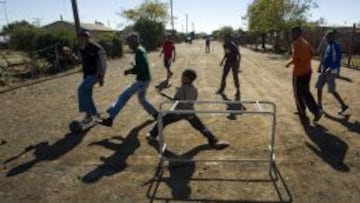 EL OTRO F&Uacute;TBOL. Im&aacute;genes como &eacute;sta abundan en &Aacute;frica. Los ni&ntilde;os juegan al f&uacute;tbol con balones descosidos mientras sue&ntilde;an con ser profesionales y sacar a sus familias de la m&aacute;s extrema pobreza.
 