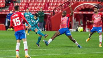 Tello, ante el Granada.