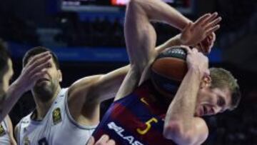 Felipe Reyes pelea un rebote por Doellman.