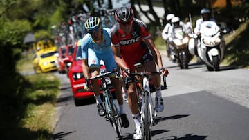 El ciclista belga Greg Van Avermaet, del equipo Bmc Racing, y el ucraniano Andriy Grivko, del equipo Astana Pro