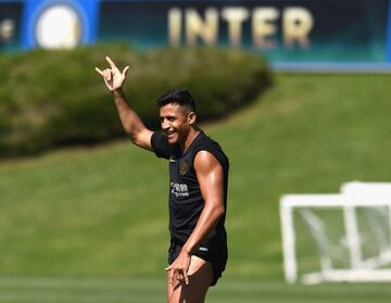 Alexis Sánchez vivió su primera práctica con el Inter. Se saludó con sus nuevos compañeros y se notó muy feliz en cada movimiento.