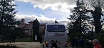 Uno de los dos autobuses fletados por la Peña Atlética Candeledana conduce a los invitados hasta el Santuario de la Virgen de Chilla.