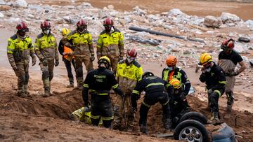 Búsqueda de víctimas en una zona afectada por la DANA, a 3 de noviembre de 2024, en Paiporta, Valencia, Comunidad Valenciana (España). La Generalitat valenciana ha decidido limitar durante la jornada de hoy el tránsito de personas en los municipios más afectados por la DANA, que el pasado 29 de octubre arrasó la provincia de Valencia y que deja ya una cifra de fallecidos de más de 210. Además, se ha decretado un nivel de alerta naranja por lluvias de hasta 150 litros por metro cuadrado en estas zonas.
03 NOVIEMBRE 2024;DANA;TEMPORAL;LLUVIA;ARRASADO;INUNDACIONES;PRECIPITACIONES
Matias Chiofalo / Europa Press
03/11/2024