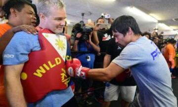 El boxeador filipino y campeón mundial en ocho divisiones Manny Pacquiao entrena frente periodistas, en el club de boxeo Wild Card, en Hollywood, California (EE.UU.). Pacquiao se enfrentará a Floyd Mayweather Jr. en una pelea por el título mundial unificado peso welter, en Las Vegas, el próximo 2 de mayo.