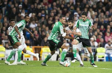 Karim Benzema entre Zouhair Feddal y Marc Bartra.