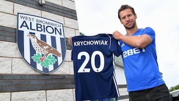 Krychowiak, posando con su nueva camiseta.