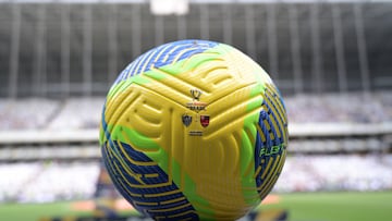 AME5777. BELO HORIZONTE (BRASIL), 10/11/2024.- Fotografía del balón con el que Atlético Mineiro y Flamengo disputarán este domingo un partido de vuelta de la final de la Copa de Brasil en el estadio Arena MRV, en Belo Horizonte (Brasil). EFE/ Joao Guilherme