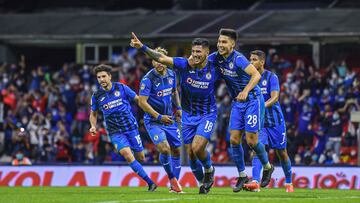 Jugadores de Cruz Azul festejan un gol en el Estadio Azteca
