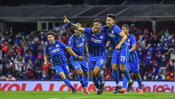 Jugadores de Cruz Azul festejan un gol en el Estadio Azteca