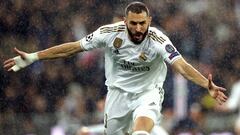 Karim Benzema celebra uno de los dos goles que marc&oacute; al PSG. 