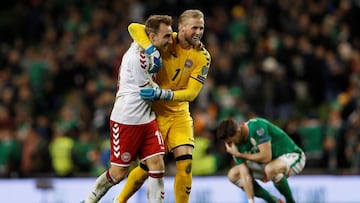 Christian Eriksen y Kasper Schmeichel celebran un triunfo de la selecci&oacute;n danesa.