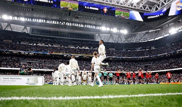 Salto del defensor brasileño del Real Madrid, Éder Militao, antes del inicio del encuentro.