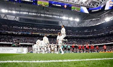 Salto del defensor brasile?o del Real Madrid, ?der Militao, antes del inicio del encuentro.