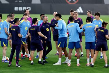 Hansi Flick bromea con Ronald Araujo durante la charla previa al entrenamiento.