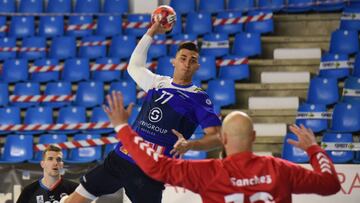 Benidorm iguala de penalti en
el ¨²ltimo ataque en Santander