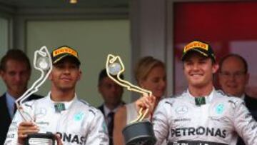 Lewis Hamilton y Nico Rosberg en el podio de Mónaco.