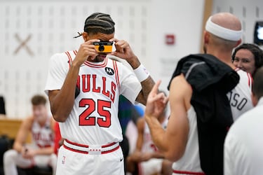 Dalen Terry de los Chicago Bulls se intercambia los papeles con los fotógrafos.