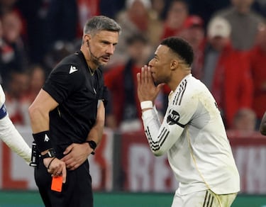 Kylian Mbappé protesta al árbitro Slavko Vincic por la tarjeta roja a Camavinga.