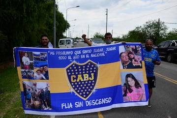 Los seguidores argentinos lloran el fallecimiento de Maradona en Buenos Aires.