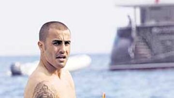 <b>COGE FUERZAS. </b>Cannavaro descansa en el mar y tiene claro que vestirá la camiseta del Madrid.