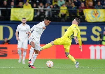 Rodrygo y Alberto Moreno luchan por un balón.