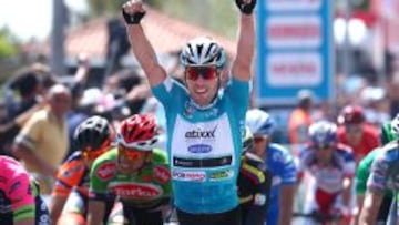 Mark Cavendish celebra su triunfo.
