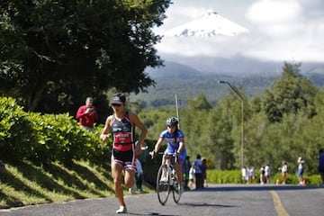 Pucon, 15 de enero 2017. 
 La Triatleta Chilena, Barbara Riveros, con una hermosa panoramica de el volcan villarrica durante el Ironman 70.3 de pucon.
 Javier Torres/Photosport.