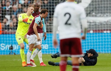 Tras la derrota de 0-3 ante el Burnley, seguidores de los Hammers ingresaron al campo para recriminar a sus jugadores.