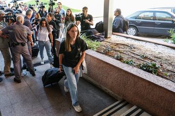 Las jugadoras internacionales españolas Eva Navarro (d) y Oihane Hernández llegan al Hotel Tryp Alameda de Barajas.