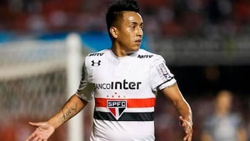 Christian Cueva durante un partido con Sao Paulo.