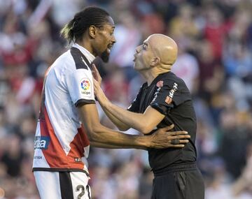 ABdoulaye Ba y el ¨¢rbitro Gonz¨¢lez Fuertes.