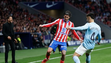 MADRID, 15/02/2025.- El jugador del Atlético de Madrid Rodrigo De Paul y el centrocampista del Celta de Vigo Hugo Sotelo, durante el partido de la jornada 24 de LaLiga que disputan el Atlético de Madrid y el Celta de Vigo este sábado en el estadio Riyadh Air Metropolitano, en Madrid. EFE/Mariscal