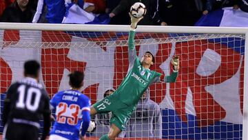 El arquero de Universidad Católica fue sometido a una menisectomia parcial de menisco externo de la rodilla derecha. El plazo de recuperación aún se desconoce.