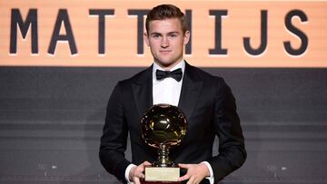 Dutch footballer Matthijs de Ligt poses with his trophy after winning the best Under 21 European footballer Golden Boy 2018 award, organised by Italian sports newspaper Tuttosport, during a ceremony in Turin on December 17, 2018. (Photo by Fabio FERRARI /