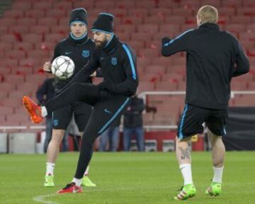 Último entrenamiento del Barcelona antes del partido de Champions League de octavos de final frente al Arsenal 