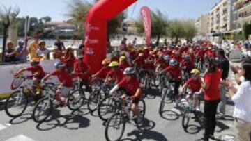 Imágenes de la salida de la primera etapa de la Vuelta Júnior ayer en Sanxenxo.