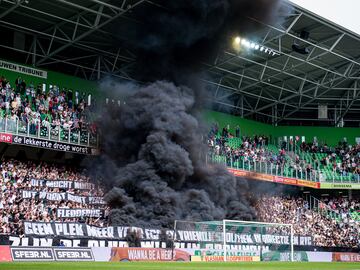 El partido llevaba seis minutos de juego cuando varios hinchas locales saltaron al campo con begalas y botes de humo. Su intención era reventar el partido.