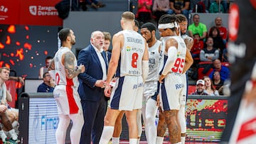 El entrenador del Baskonia Pablo Laso (2i) da instrucciones a sus jugadores durante el partido de Liga ACB que Casademont Zaragoza y Bakonia juegan hoy domingo en el pabellón Príncipe Felipe.
