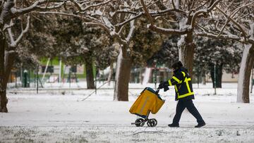 Una trabajadora de Correos camina por la nieve, a 18 de enero de 2023, en Burgos, Castilla y León (España). La provincia está en alerta debido a que la cota de nieve ha bajado a los 400 metros y se esperan nevadas generalizadas. En la Cordillera Cantábrica, el Sistema Ibérico y la zona norte se ha activado la alerta naranja, donde se esperan 25, 15 y 10 centímetros, respectivamente. Además, la Aemet ha activado la alerta en la meseta, con acumulaciones de 4 centímetros a partir de 400 metros.
18 ENERO 2023;AEMET;NEVADAS;ALERTA;NIEVE;NEVADAS;MONTAÑA;ACUMULACIONES;COTA;ALTURA;METROS
Tomás Alonso / Europa Press
18/01/2023