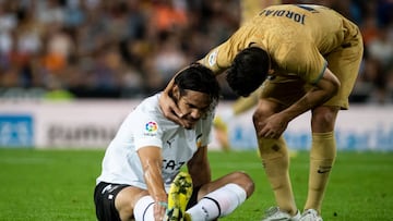 Edison Cavani of Valencia CF (L) and FC Barcelona's defender Jordi Alba during Spanish La Liga match between Valencia CF and FC Barcelona at Mestalla Stadium on October 29, 2022. (Photo by Jose Miguel Fernandez/NurPhoto via Getty Images)