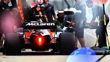 AUSTIN, TX - OCTOBER 20: Stoffel Vandoorne of Belgium driving the (2) McLaren Honda Formula 1 Team McLaren MCL32 stops in the Pitlane during practice for the United States Formula One Grand Prix at Circuit of The Americas on October 20, 2017 in Austin, Texas.   Mark Thompson/Getty Images/AFP
 == FOR NEWSPAPERS, INTERNET, TELCOS &amp; TELEVISION USE ONLY ==
 PUBLICADA 21/10/17 NA MA31 3COL