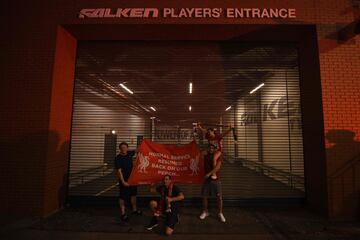 Seguidores del Liverpool celebran por las calles de la ciudad la primera liga de su equipo en 30 años.