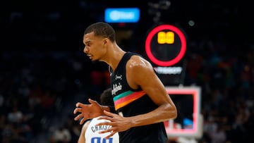 Wembanyama se pone a 65, a 20... y a 40