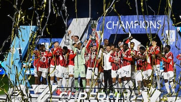 Jugadores del Milan celebran la Supercopa
