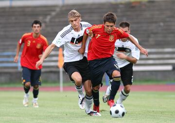 El jugador nacido en Hospitalet de Llobregat pasó por la sub-19, sub-20 y sub-21 antes de defender la camiseta de la absoluta. En la imagen se le puede ver junto a Marcel Risse en un Europeo sub-19.